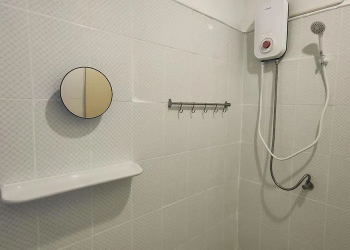Lumphini 5 Train Station Center Ensuite Aircon *